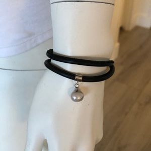 Handmade black double leather bracelet with fresh water Grey pearl.